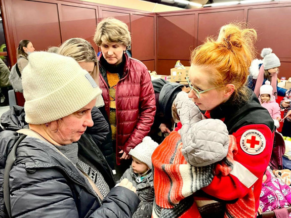 Röda Korset volontär hjälper flyktingar från Ukraina.