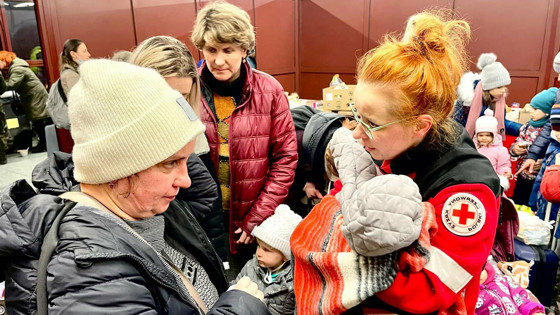 Röda Korset volontär hjälper flyktingar från Ukraina.