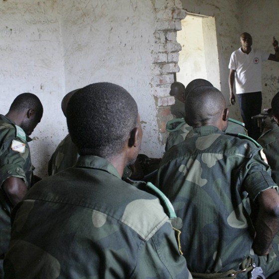 Soldater i bombskadat hus utbildas.