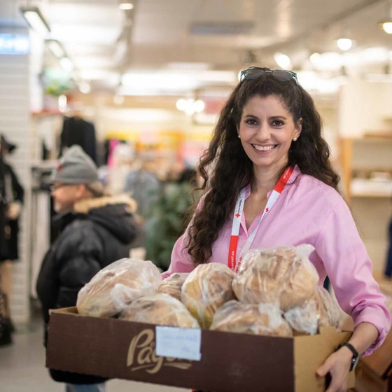 Ingen ska behöva gå hungrig eller frysa. Vi på Röda Korset hjälper dig som behöver stöd på flera platser i landet.