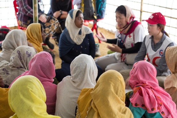 Röda Korset stödjer kvinnor i flyktinglägret i Cox's Bazar i Bangladesh.