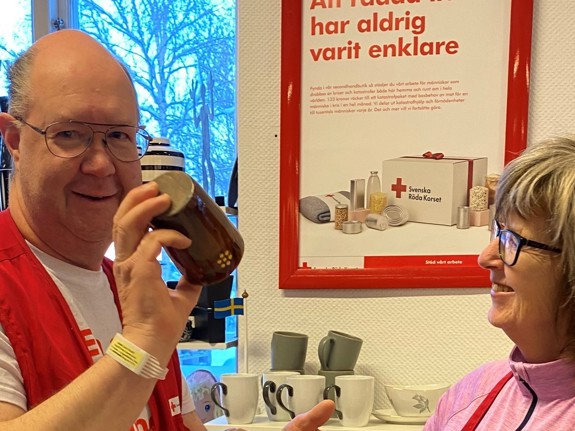 Volontärer i Röda Korsets second-hand butik i Skellefteå