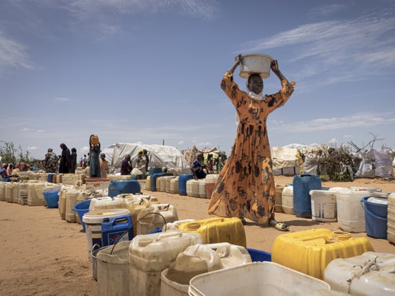 Människor på flykt i Sudan i flyktingläger.