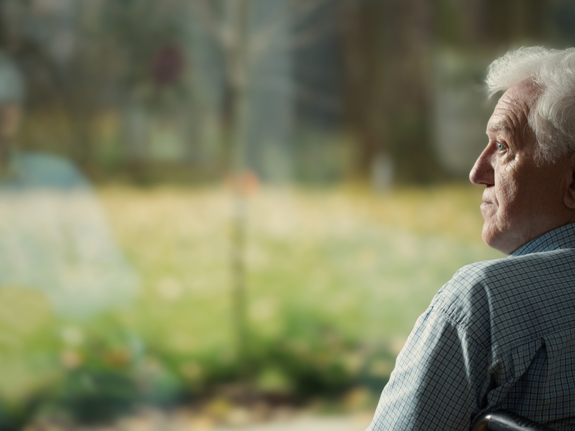 Ensam man vid köksbord