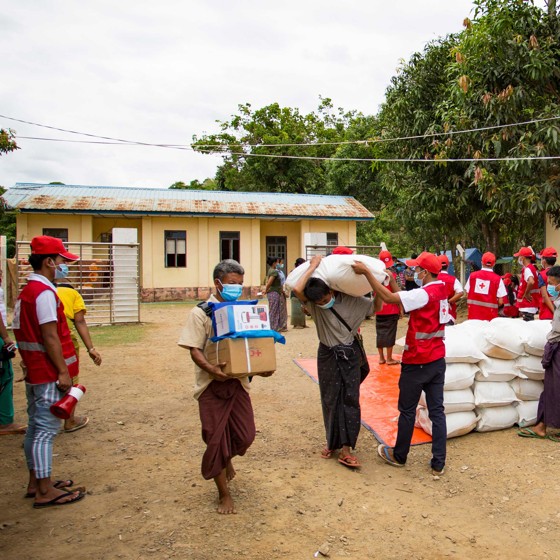 Röda Korset delar ut nödhjälp