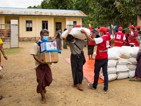 Hjälpmaterial delas ut i Myanmar av Röda Korset.