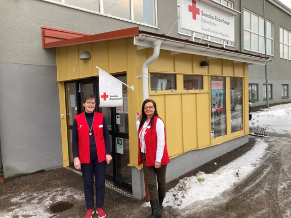 Exteriörbild från Second Hand-butiken i Katrineholm, med Anitha och Marie.