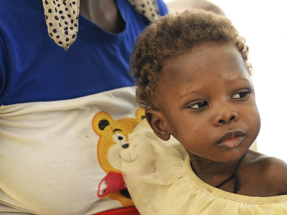 Sabina får hjälp mot undernäring på Röda Korsets behandlingscenter.