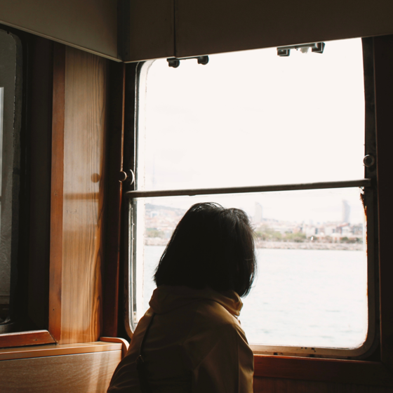 Ensam man vid köksbord