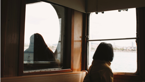 Ensam man vid köksbord