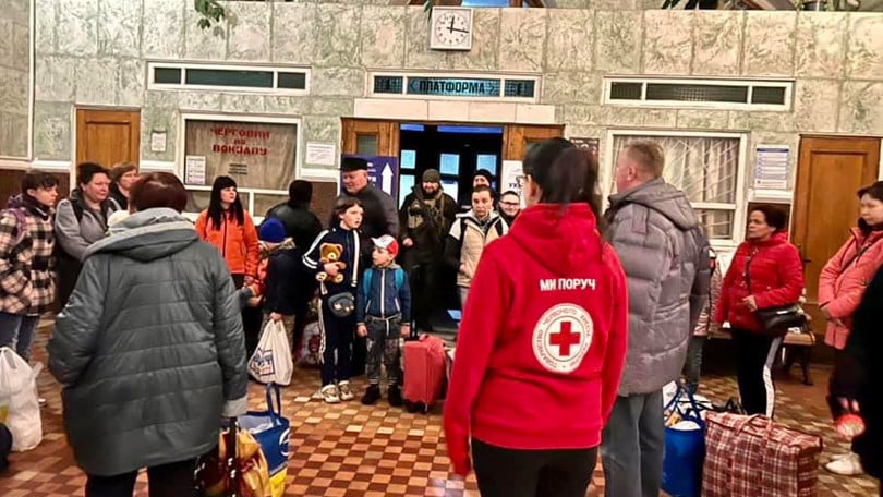 Ett evakueringståg anlände till staden Sarni i västra Ukraina.