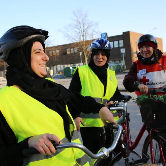 Att cykla är inte bara bra för hälsan. Det kan också vara ett sätt att lättare komma in i det svenska samhället. Följ med till vår cykelskola i Malmö.