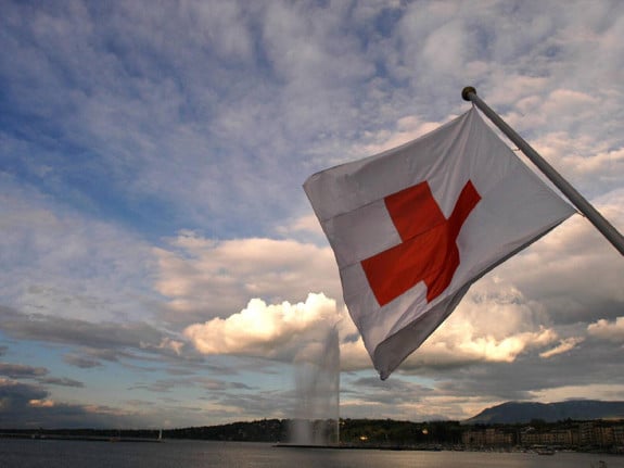 Röda Korsets flagga mot molnig himmel