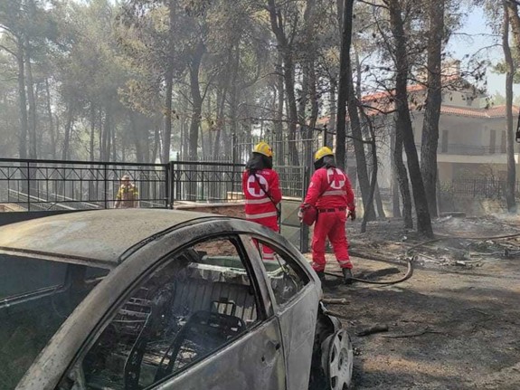 Rödklädda volontärer efter svår brand.