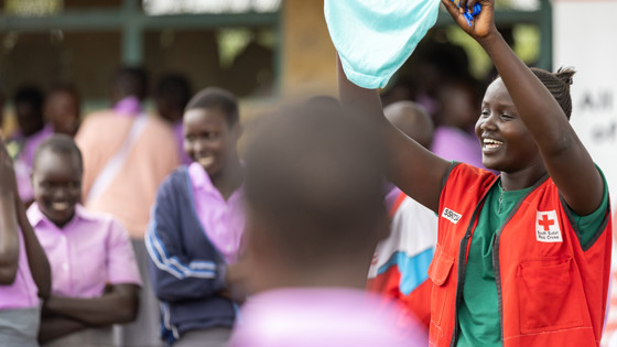En volontär från Röda Korset håller upp ett par trosor och för flickor på en skola i Kapoeta, Sydsudan under en lektion om menshygien.