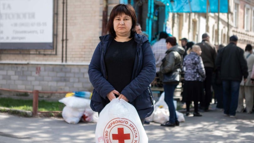 Nödhjälpen hon får från Röda Korset är nödvändig i den svåra situation som råder.