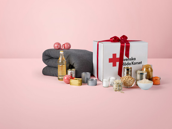 Ett katastrofpaket med röd rosett och julkulor.