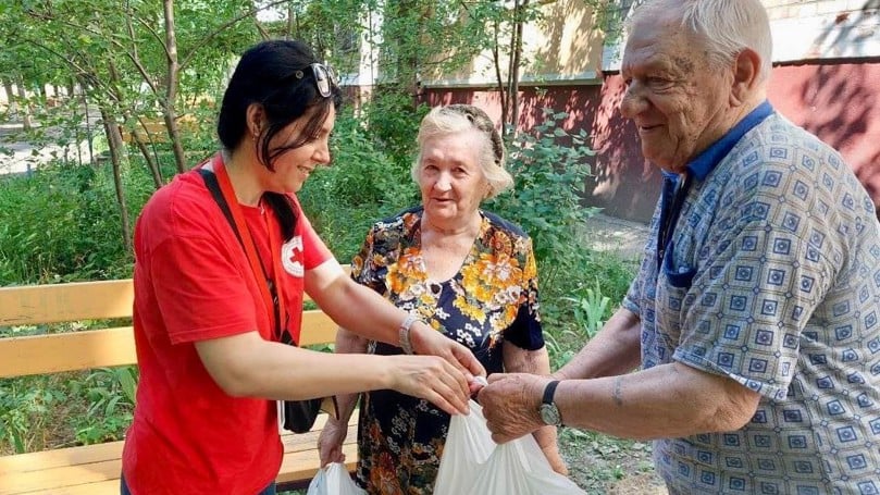 Våra volontärer fortsätter tålmodigt att dela ut förnödenheter till människor i staden Karmatorsk i östra Ukraina.