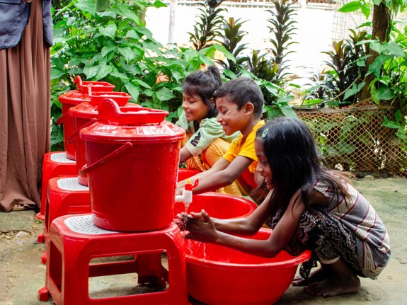 Barn tvättar händerna i Bangladesh.