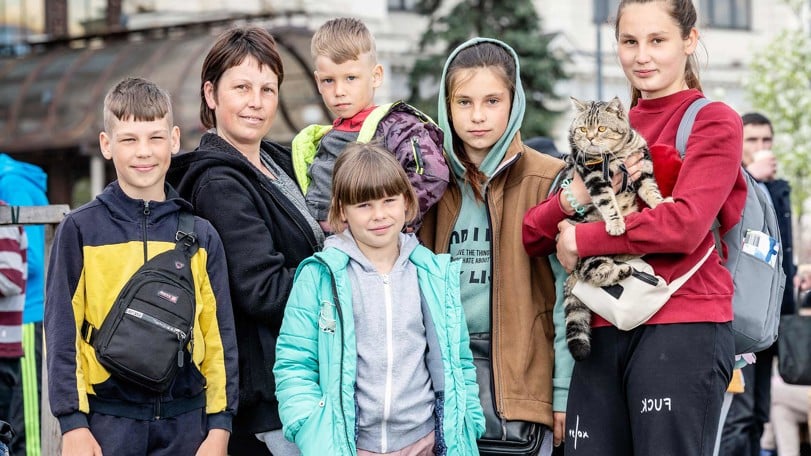 Luda Ostoparentsko och hennes fem barn kommer från en by nära Mariupol i östra Ukraina. Nu har de tagit sig till de tryggare delarna av landet.