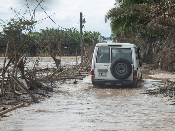 Röda Korset-bil kör genom vattenmassor efter orkanen Eta, Honduras.