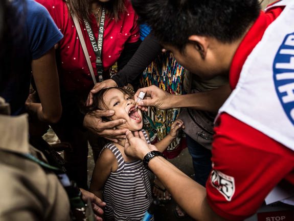 Pojke vaccineras mot smittsam sjukdom