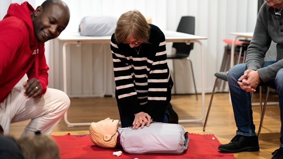 En kvinna tränar hjärt- lungräddning på en docka
