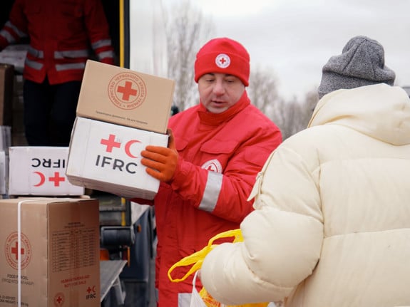 Hjälppaket delas ut av Röda Korset i Ukraina.