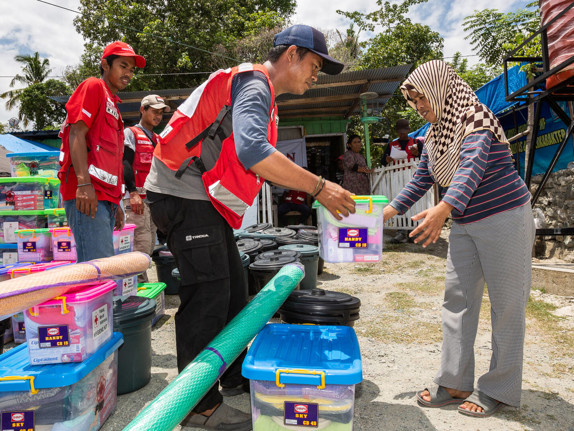 Katastrofhjälp från Röda Korset i Indonesien.