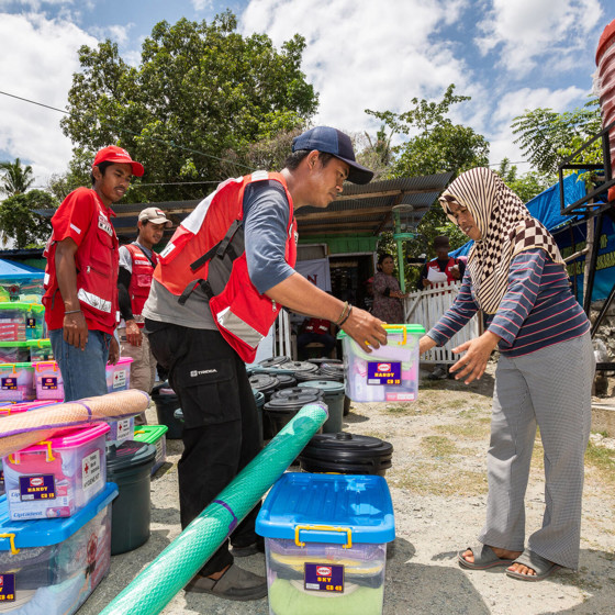 Katastrofhjälp delas ut till kvinna i Indonesien.