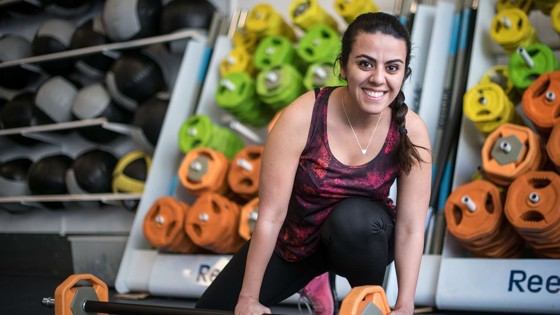 Sonia i träningskläder på gym