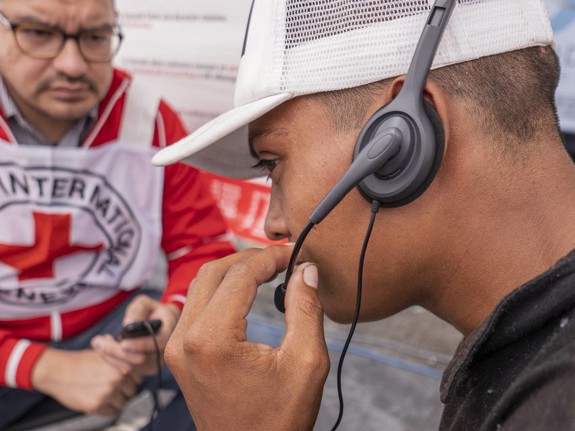 Man med headset efterforskar saknade släktingar