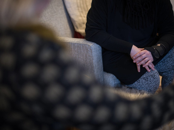 Närbild på två personer som samtalar