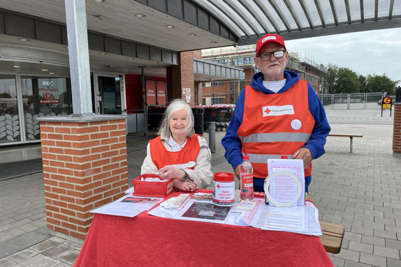 Vid Röda Korsbordet står Ulla och Ingvar.