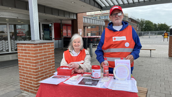 Vid Röda Korsbordet står Ulla och Ingvar.