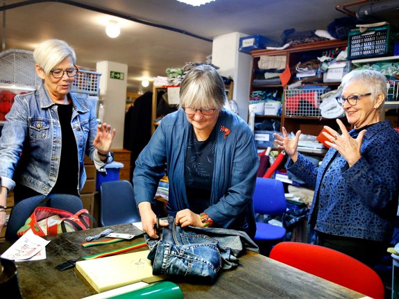 Tre-volontärer-designar-om-kläder