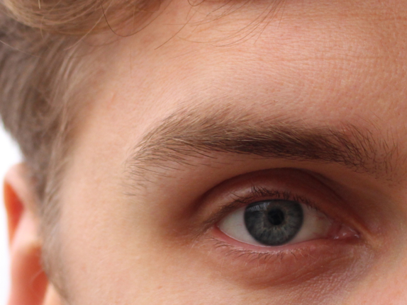 En stöttande värmande hand på en persons axel.