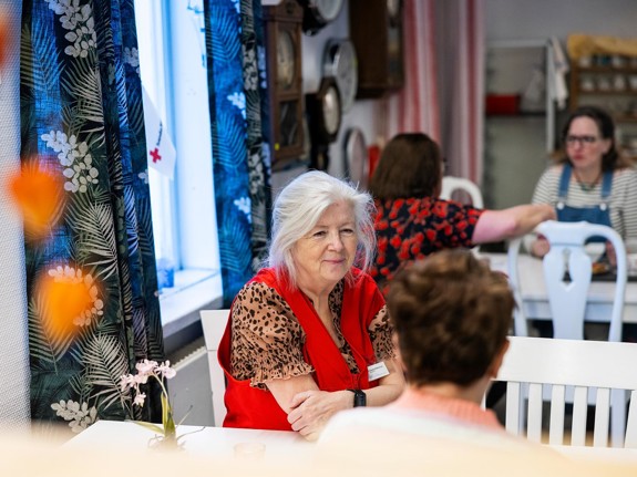 Hos oss kan du träffa andra i många sammanhang. Vi kan besöka dig som är äldre eller ofrivilligt ensam. Vi erbjuder även medmänsklighet och gemenskap genom en mängd andra aktiviteter och verksamheter.