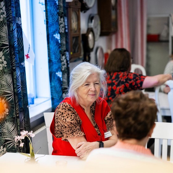 Hos oss kan du träffa andra i många sammanhang. Vi kan besöka dig som är äldre eller ofrivilligt ensam. Vi erbjuder även medmänsklighet och gemenskap genom en mängd andra aktiviteter och verksamheter.