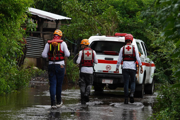 Efter extremvädret hjälper volontärer i El Salvador