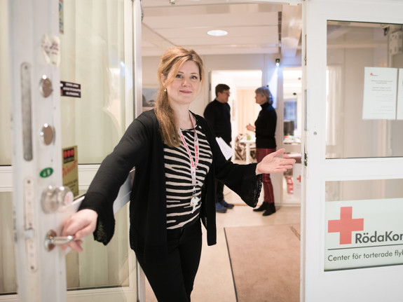 Kvinna står i dörröppning på behandlingscenter