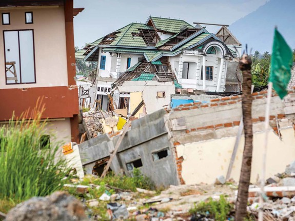 Raserade hus efter jordbävning i Sulawesi