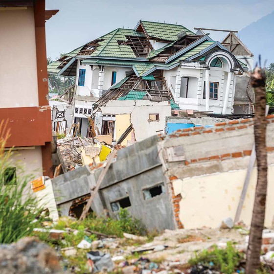 Raserade hus efter jordbävning i Sulawesi