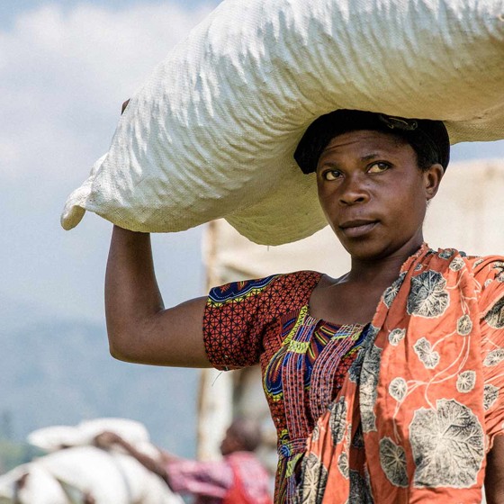 Kvinna vid matutdelning i Kongo-Kinshasa.