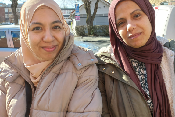 bild på två kvinnor, Maryam och Samah, som förekommer i artikeln.