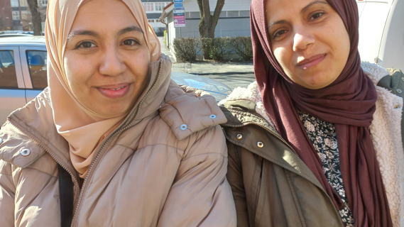 bild på två kvinnor, Maryam och Samah, som förekommer i artikeln.