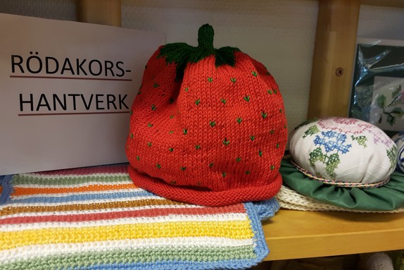 Virkat, stickat och broderat hantverk från Röda korset.