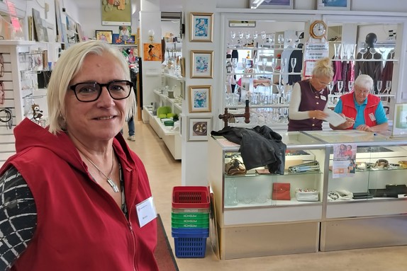 Monica Berg är sedan september 2025 nyanställd chef för kretsens tre secondhand-butiker i Gränna, Huskvarna och Jönköping.
