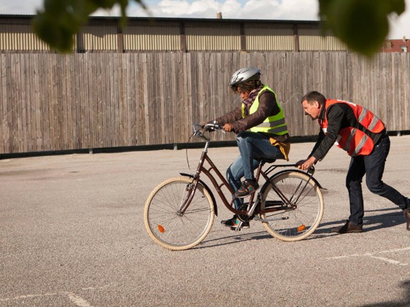 Vill du lära dig att cykla? Cykling handlar inte bara om att ta sig fram! Det är också ett sätt att ta sig in i samhället.