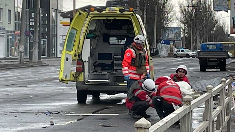 I staden Cherson hjälper våra volontärer skadade efter en attack